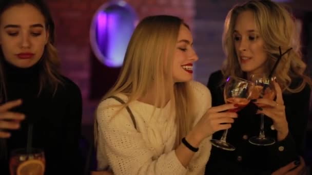 Chicas felices clink vasos celebrando fiesta en el club nocturno — Vídeos de Stock