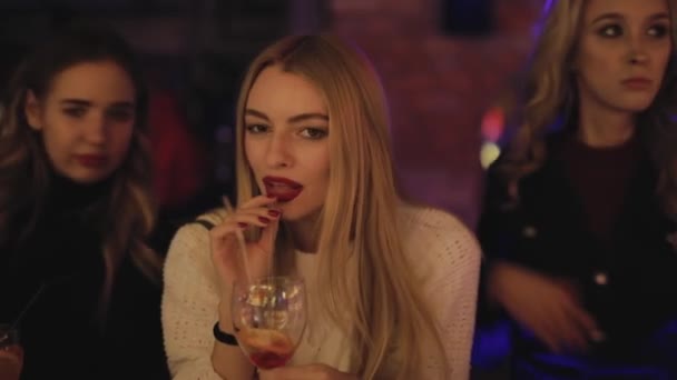 Счастливая женщина пьет коктейль, празднует праздник в ночном клубе — стоковое видео
