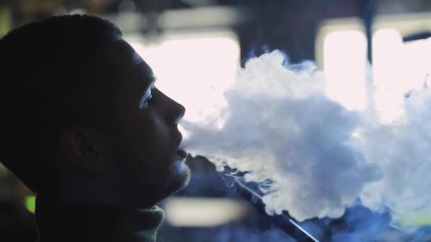 Man röka vattenpipa i bar — Stockvideo