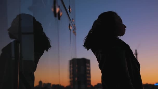 Extraña silueta de mujer retrato moviéndose contra la puesta del sol cielo fondo — Vídeos de Stock