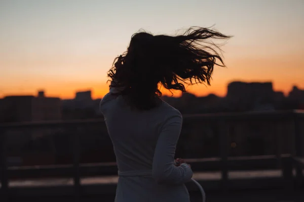 Silhouet Van Vrouw Zonsondergang Het Dak Van Stad — Stockfoto