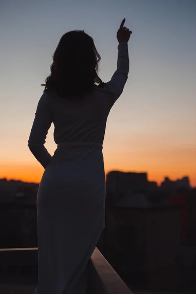 Strana Silhouette Donna Figura Abito Punti Cielo Nella Città Del — Foto Stock