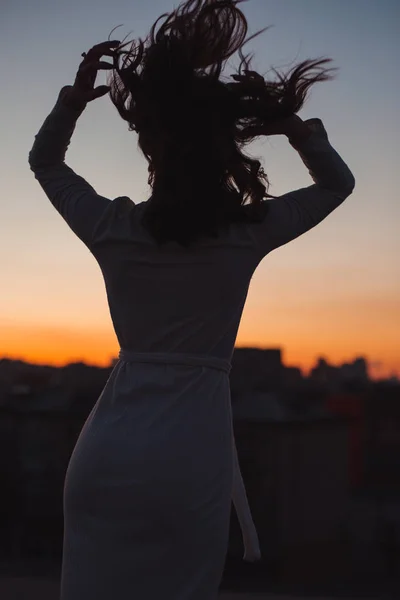 Silhouette Donna Gettare Capelli Tramonto Città — Foto Stock