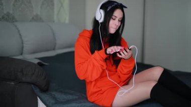 Sevimli kız kulaklık ev kanepe, müzik dinleme