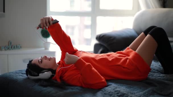 Ung sexig tjej samtal av smartphone, online video chatta liggande hemma säng — Stockvideo
