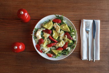 Çilek, avokado ve mozzarellalı restoranında, üstten görünüm ahşap bir masa üzerinde taze salata