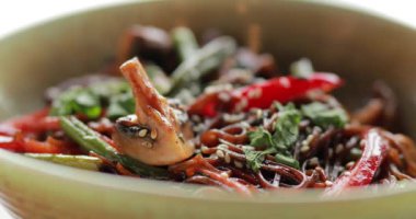 Buğday soba ile Dana eti ve sebze yemek çubukları mashroom al.