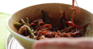 Buğday soba Dana eti ve sebze, makro video ile yemek