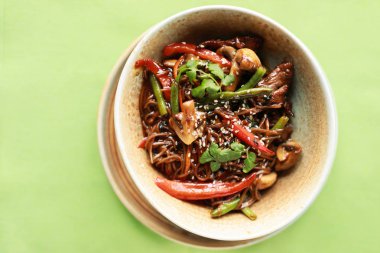 Dana, sebze ve mantar, üstten görünüm, yeşil arka plan buğday soba