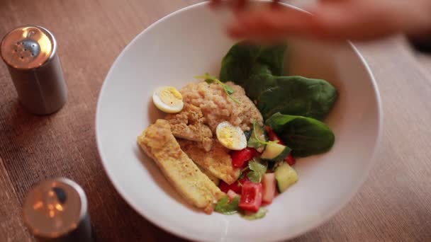 Visão em primeira pessoa de comer frango de caril a partir do prato, tempo rápido — Vídeo de Stock