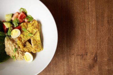 Körili tavuk salata plaka, üstten görünüm