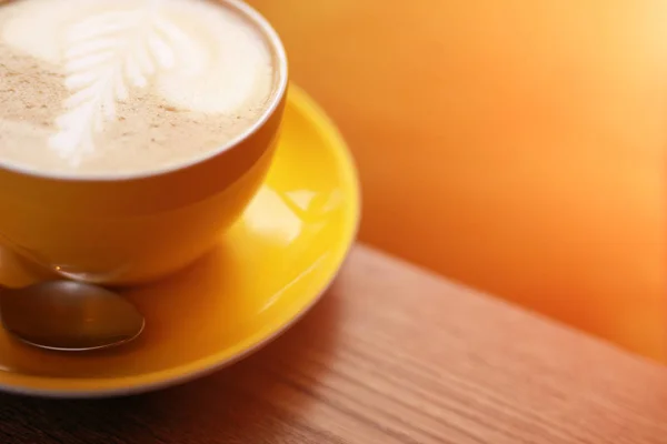 Latte i den gule koppen – stockfoto