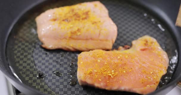Salmon fry in pan. Cooking fish steak. — Stock Footage Salmon fry in pan. Cooking fish steak. Stock Video