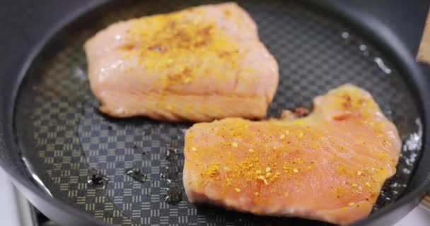 Frite de salmão na panela. Cozinhar bife de peixe . — Vídeo de Stock