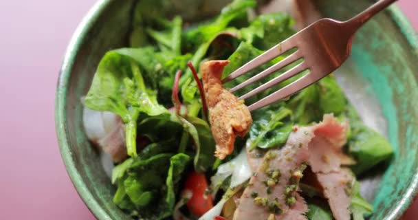 Oogpunt, frisse salade, cantharellus cibarius op een vork eten — Stockvideo