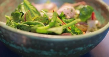 Plaka dönen iken taze salata yemek makro video