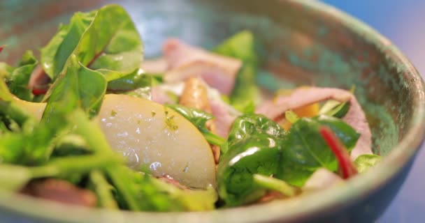 Macro vídeo de comer salada fresca enquanto a placa está girando — Vídeo de Stock