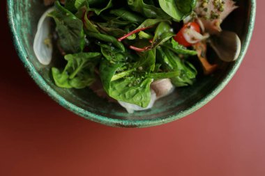 Plaka sağlıklı salata ile