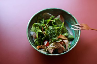 Sağlıklı taze salata Çatalla yemek