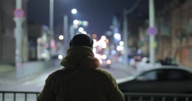 Tanınmayan adam gece City Kulaklığımda müzik dinleme