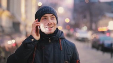 Bir gece şehirde Smartphone yürüyüş mutlu adam görüşmeler