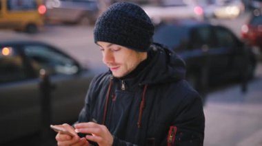 Adam bir gece şehir sokakta akıllı telefon yürüyüş kullanır