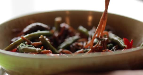 Еда гречневая соба с телятиной и овощами, макровидео — стоковое видео