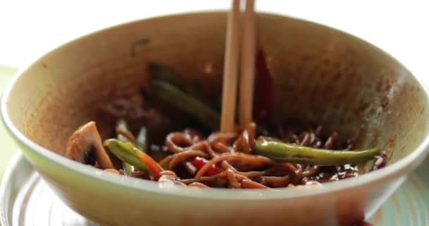 Äter bovete soba med nötkött och grönsaker, makro video — Stockvideo