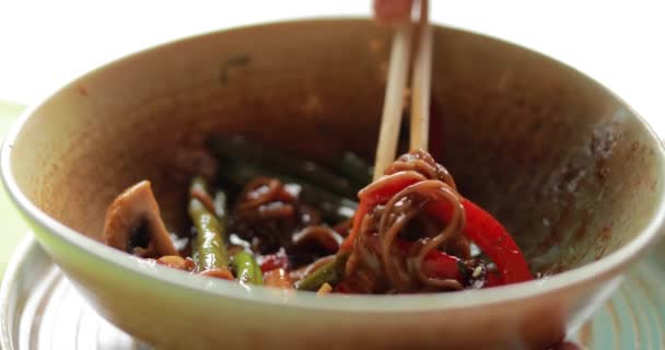 Eating buckwheat soba with veal and vegetables, macro video — Stock Video