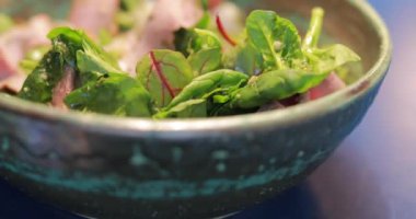 Bir tabak içinde dönüm taze yeşil salata makro video