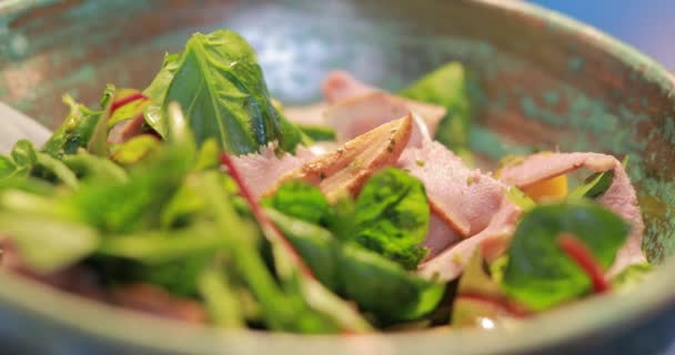 Macro vídeo de comer salada fresca enquanto a placa está girando — Vídeo de Stock