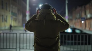 Tanınmayan adam gece City Kulaklığımda müzik dinleme