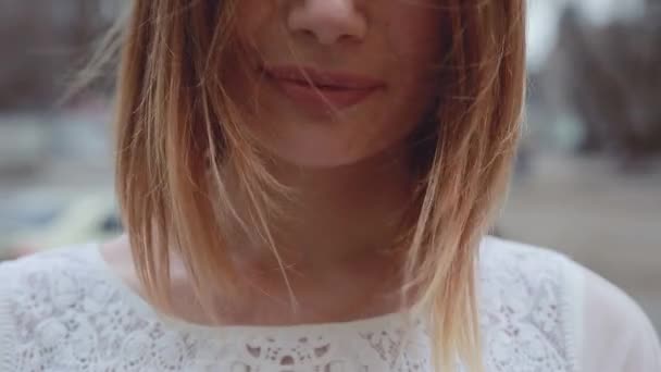 Primer plano retrato de viento sopla mujer cabello — Vídeo de stock