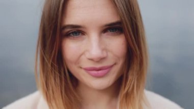 Tatlı kadın portresi, Rüzgar saçlarını esiyor.