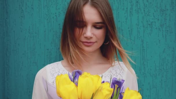 Beautiful woman holding flowers — Stock Video