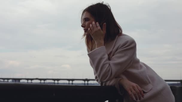 Mujer mirando hacia adelante en el río pensando y soñando al aire libre — Vídeo de stock