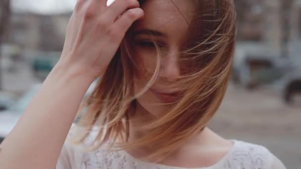 Primer plano retrato de viento sopla mujer cabello — Vídeos de Stock