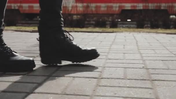 Hombres piernas en botas caminando por la calle de la ciudad — Vídeo de stock