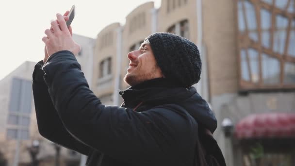 Adam turistik şehir sokak binalarda fotoğraf çekimi — Stok video