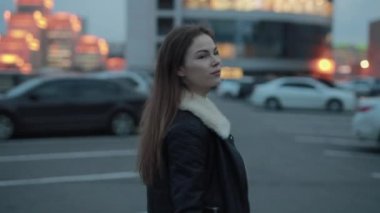 Genç kadın gece şehirde bana jest takip yapmak