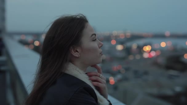 Młoda kobieta oczekuje na wieczorny krajobraz — Wideo stockowe