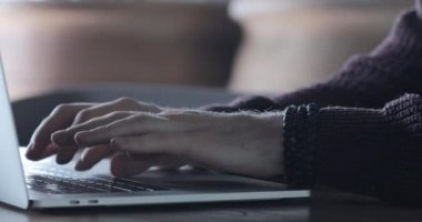 Erkek el laptop yanında çalışma