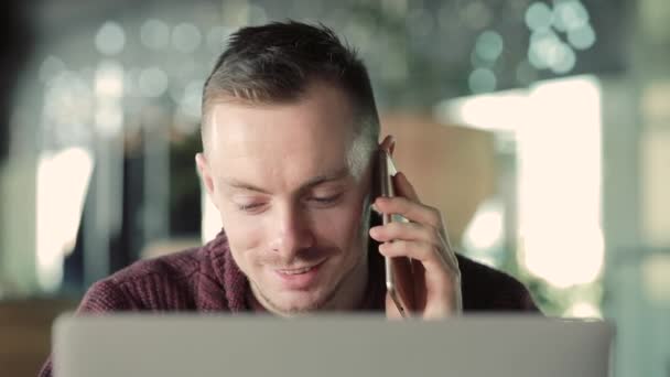 Homem falando por smartphone — Vídeo de Stock