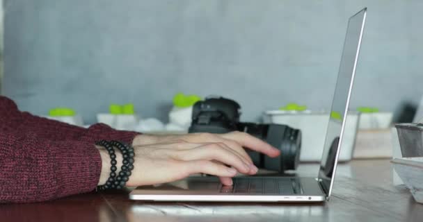 Mãos masculinas trabalhando por laptop pc — Vídeo de Stock