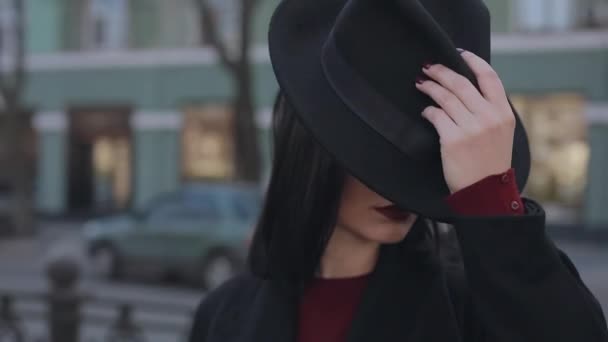 Şapka giyen kadın portresi — Stok video