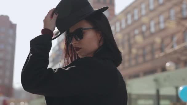 帽子をかぶっている女性の肖像画 — ストック動画