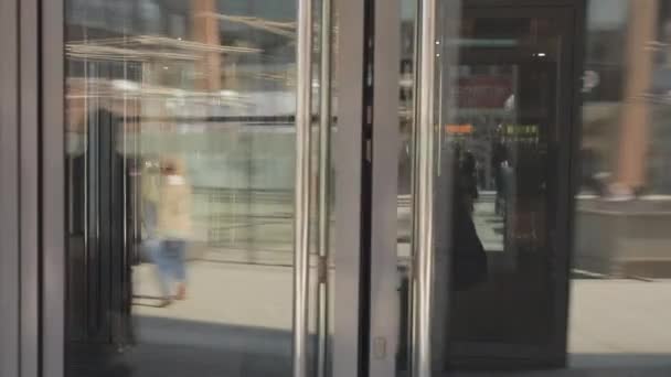 Стильная пара выходит из торгового центра — стоковое видео