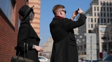 Şık çift turist şehirde Avrupa konumlar fotoğrafını çekin