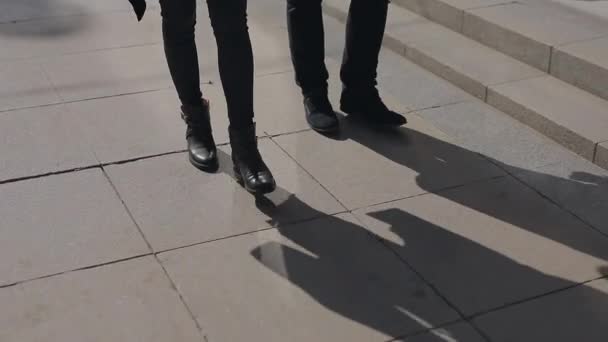 Beine von bis zur Unkenntlichkeit verkleidetem Paar laufen durch die Gasse der Stadt — Stockvideo