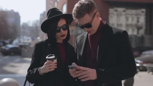 Elegante giovane coppia di turisti facendo selfie in strada della città — Video Stock